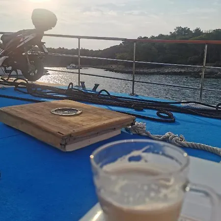 Motor Yacht Cadabra Botel Supetarska Draga
