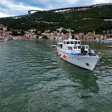 Motor Yacht Cadabra Supetarska Draga
