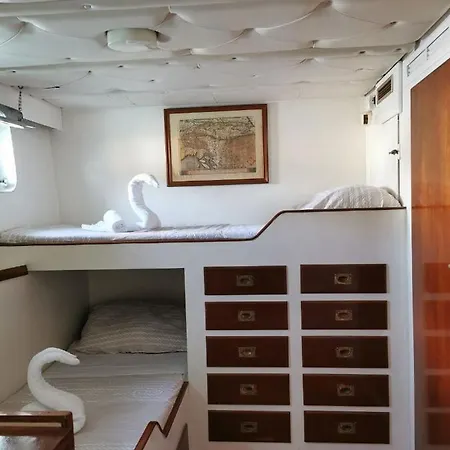 Botel Motor Yacht Cadabra *
