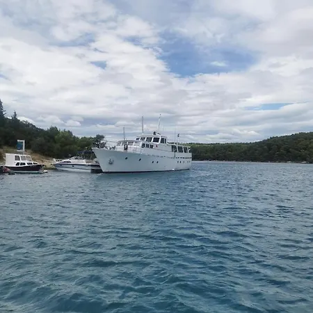 Motor Yacht Cadabra * Supetarska Draga