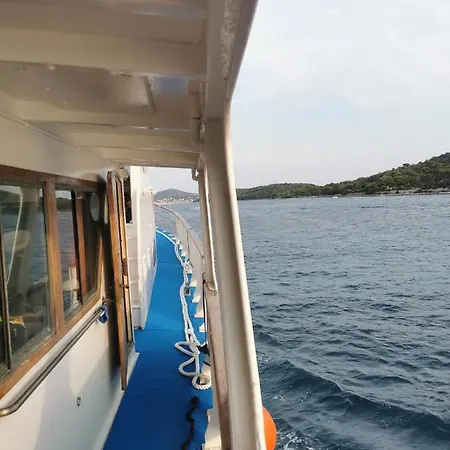 Motor Yacht Cadabra Botel Supetarska Draga