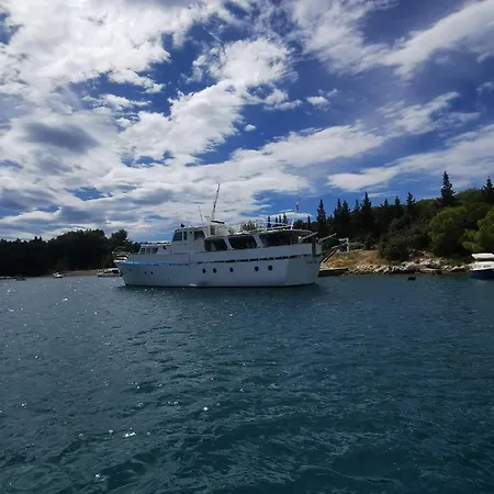 Motor Yacht Cadabra Supetarska Draga
