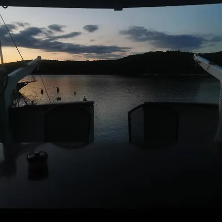 Botel Motor Yacht Cadabra Supetarska Draga